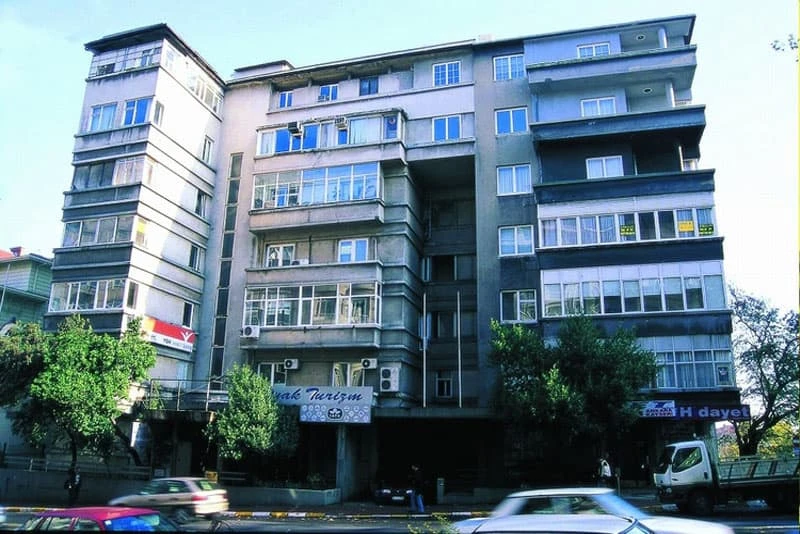 G&uuml;m&uuml;şsuyu &Uuml;&ccedil;ler Apartmanı